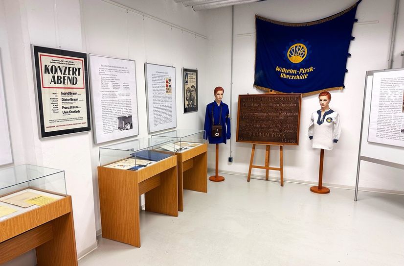 Die Sonderausstellung erzählt von der Geschichte der Wilhelm-Pieck-Schule.
