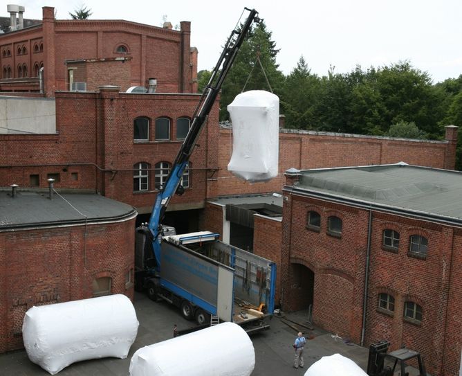 Um die ersten neuen Tanks in die Brauerei zu bekommen, musste ein Teil des Daches geöffnet werden. Foto: Landskron
