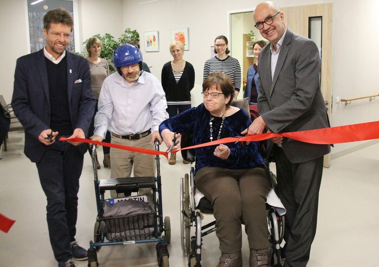 Eröffnung des MZEB am 3. Januar: Dr. Thomas Mayer, Martin Greiling und Monika Schüler (Patienten) und Martin Wallmann, Geschäftsführer des Epilepsiezentrum Kleinwachau (v.l.) Foto: Pönisch