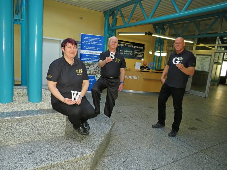 Insgesamt wurden bei der WSG fast 480 neue Bekleidungsstücke angeschafft. Geschäftsführer- und Gründer Veit Burmeister (rechts) hat sechs Sterne, gefolgt von Einsatzleiterin Beate Brückner (links) und Streifenfahrer Steffen Wartenburger mit fünf Sternen. Foto: Silke Richter