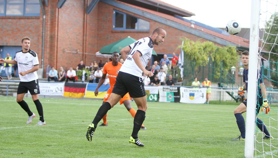 Der Bautzner Josef Nemec (vorn) steht in der 7. Minute goldrichtig und köpft unbedrängt den Ball zum 1:1 Ausgleich ein. Foto: Torsten Zettl