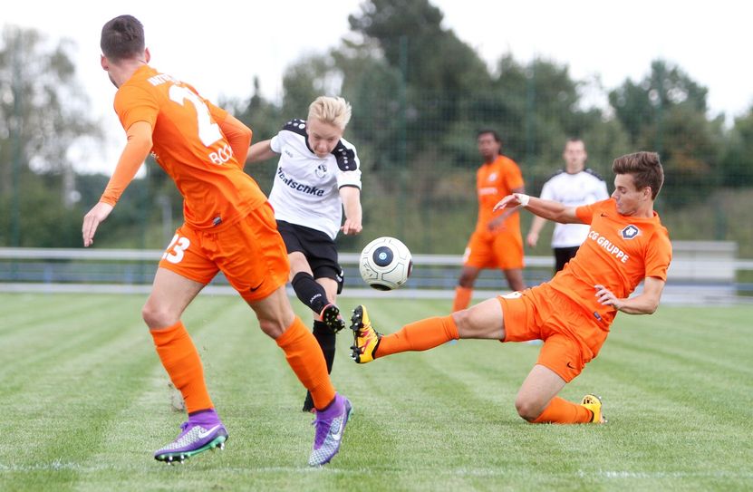 Josef Müller (Mitte, Bautzen) sorgte in der Hintermannschaft von Inter ständig für Wirbel und Durcheinander, hier versucht L. Hinrichsmeyer (rechts, Inter) zu stören. Foto: Torsten Zettl