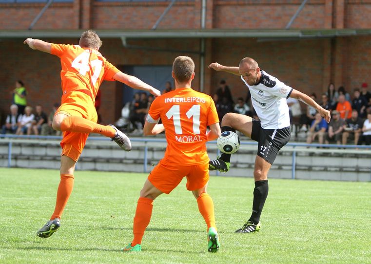 Josef Nemec (rechts, Bautzen) hatte im Verlauf der Partie noch ein paar Einschußmöglichkeiten, doch wie hier bekommt er den Ball nicht unter Kontrolle, vorn sichert Manuel Foral Fuster (11, Inter) ab. Foto: Torsten Zettl