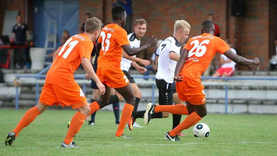Josef Müller (2.v.re., Bautzen) zieht drei Inter-Spieler auf sich und öffnet somit Räume für seine Teamkollegen. Hier gegen M. Moral-Fuster, Dhuot Ngor und Gerald Muwanga (v.li., alle Inter). Foto: Torsten Zettl