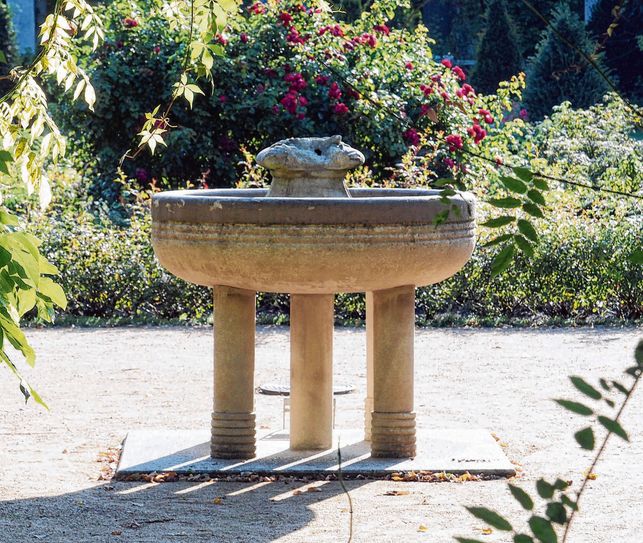 Der Froschbrunnen im Rosengarten wurde durch unbekannte Täter mutwillig zerstört. Foto: Helmut P. Fleischhauer
