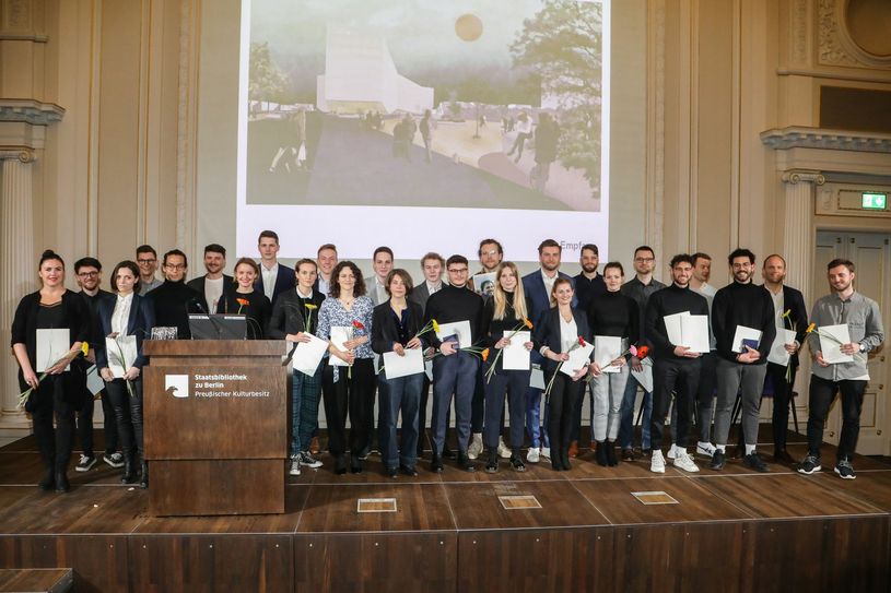 Alle Preisträgerinnen und Preisträger des AIV-Schinkelwettbewerbs 2019. Ganz links sind Aleksandra Czaj und Kinga Krawczyk. Foto: Sebastian Semmler/AIV Berlin
