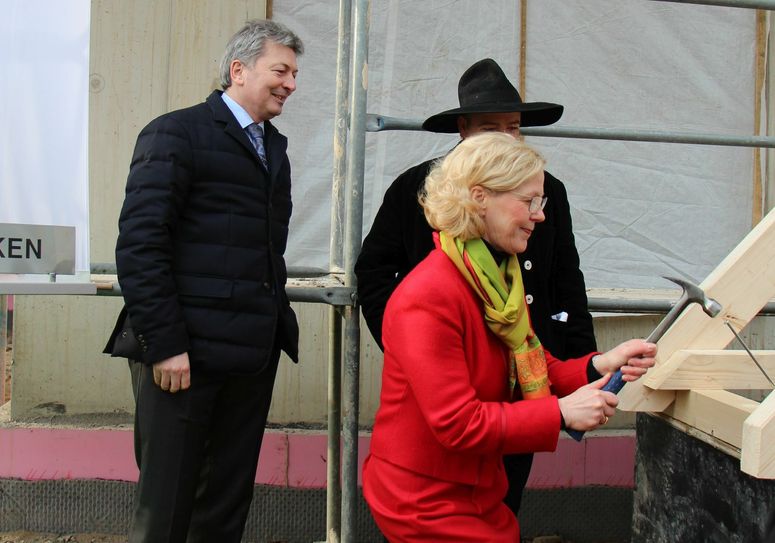 Den letzten Nagel schlägt Staatssekretärin Regina Kraushaar in den Dachstuhl ein. Mit dabei: Landrat Arndt Steinbach (li.) und Zimmerer Ronny Aleithe. Foto: Lindackers