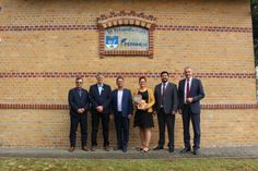 Nach der Unterzeichnung des Partnerschaftsvertrages wurde am Bürgerhaus eine Gedenktafel enthüllt. Von links: Egon Neufeld (Fernheim), Ronald Unruh (Fernheim), Ortsvorsteher Ingo Amsel, Kathleen Domin (Vorsitzende Dorfclub Peickwitz), Botschaftsrat Eduardo von Glasenapp und Bürgermeister Andreas Fredrich.