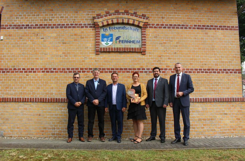 Nach der Unterzeichnung des Partnerschaftsvertrages wurde am Bürgerhaus eine Gedenktafel enthüllt. Von links: Egon Neufeld (Fernheim), Ronald Unruh (Fernheim), Ortsvorsteher Ingo Amsel, Kathleen Domin (Vorsitzende Dorfclub Peickwitz), Botschaftsrat Eduardo von Glasenapp und Bürgermeister Andreas Fredrich.