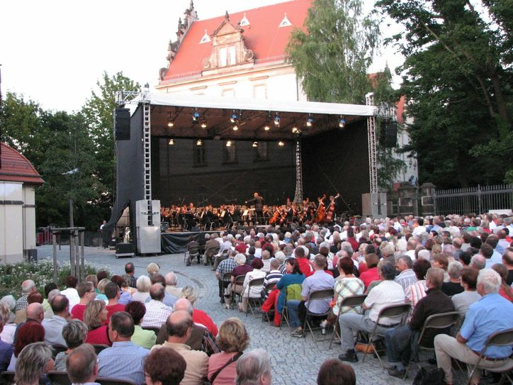 "Open Air" mit der Elbland Philharmonie im Schlosshof Sonnenstein.  Foto: Elblandphilharmonie
