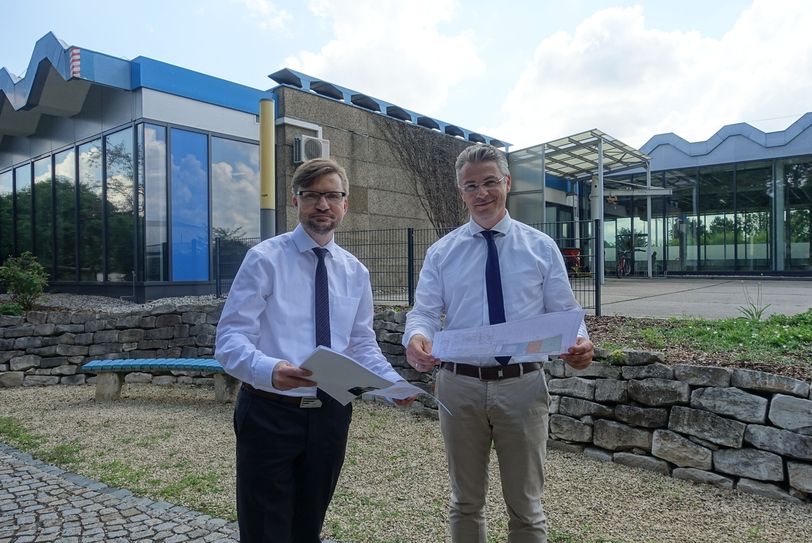 V.l.: Kai Hölzig (Baukonzept Planungsgesellschaft) und SBF-Geschäftsführer Titus Reime vor der Stelle, an der der Anbau für die neue 25-Meter-Bahn entstehen könnte. Foto: Schramm