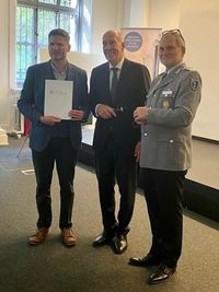 V.l.: Dr. Mario Hanke, Prof. Dr. Dietmar Pennig (Generalsekretär der DGU), Prof. Dr. Benedikt Friemert (Präsident der DGU)