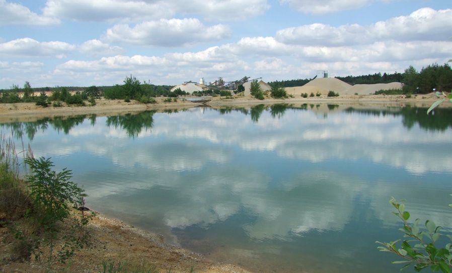 Das verlockende Nass der Baggerseen verspricht an heißen Sommertagen Abkühlung. Dass das Baden hier gefährlich ist, wird dabei schnell ignoriert.