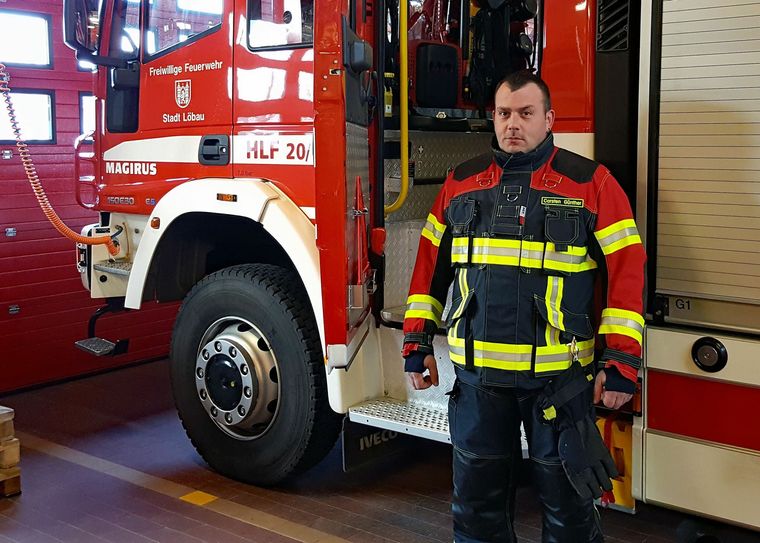 Feuerwehrmann Carsten Günther in der neuen Einsatzkleidung. Foto: Stadtverwaltung Löbau