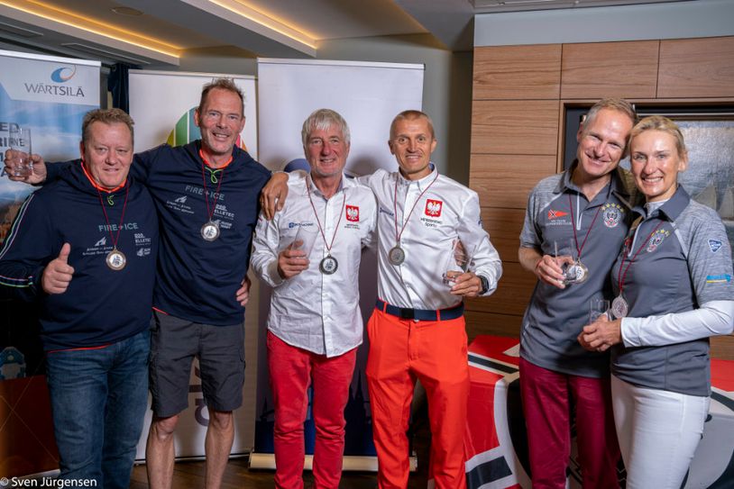 Die Gewinner der Inklusions-WM in Hamburg: Silber ging an Clemens Kraus und Heiko Kröger, Gold an die Polen Cichocki und Prokopowicz, Bronze an Jens Kroker und Sabine Kroker-Hohmann (v.l.). Foto: pm