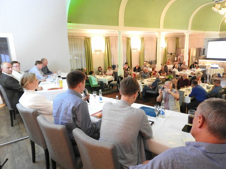 Die Direktkandidaten stellen sich den Fragen der Bürger.  Fotos: R. Rink