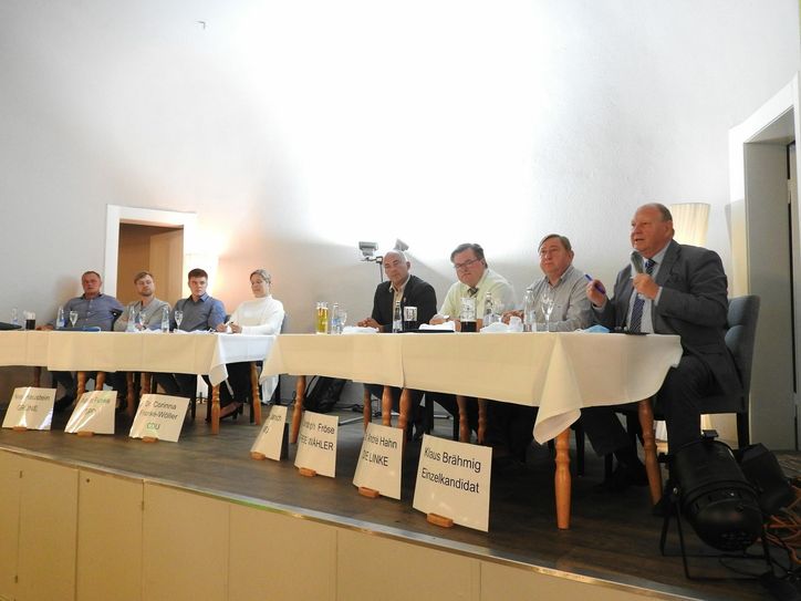 Die Direktkandidaten des Wahlkreieses 158 während der Podiumsdiskussion (v.l.n.r.): Dirk Jahn (FDP), Nino Haustein (Grüne),  Fabian Funke (SPD), Dr. Corinna Franke-Wöller (CDU), Steffen Janich (AfD), Christoph Fröse (Freie Wähler), Dr. André Hahn (Die Linke) und Klaus Brähmig (Einzelkandidat).