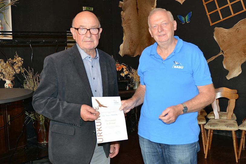 Karl-Heinz Marschka (r.) bekommt von Rudolf Kupfer (l.) die Ehrennadel in Bronze überreicht. Foto: P. Aswendt