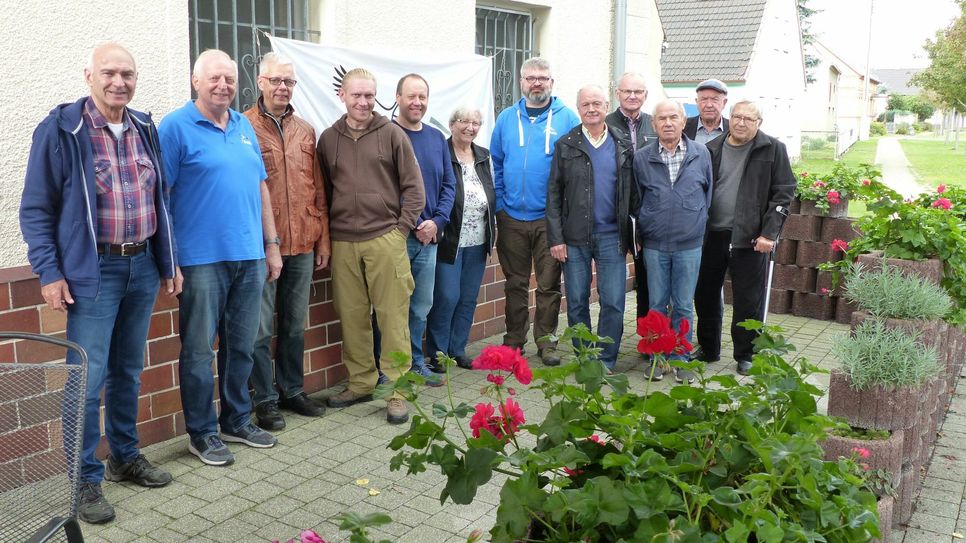 Für vier Jahre ist der Vorstand des Regionalverbands Senftenberg gewählt worden (v.l.): Dietrich Hein (Beirat),  Karl-Heinz Marschka (1. Vorsitzender), Enrico Smolka (Vorstand), Sandro Schröder (Beirat), Andre Pech (Beirat), Hannelore Macheleid (Vorstand), Jörg Haupt (Vorstand), Werner Stupin (Vorstand), Siegfried Jesse (Vorstand), Karl-Heinz Meinert (Beirat), Rudolf Kupfer (Beirat), Klaus Uhl (Beirat). In Abwesenheit wurden Petra Friebe, Jens Domann, Günter Walczak sowie Andreas Giebitz in den Vorstand gewählt. Foto: Beate Erler