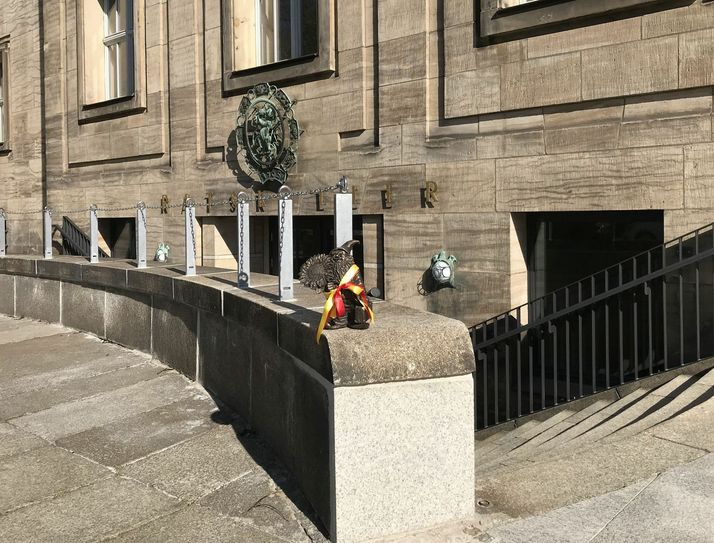 Neues Zuhause gefunden. Der Zwerg aus der Partnerstadt Breslau steht künftig am Ratskeller. Foto: Landeshauptstadt Dresden.