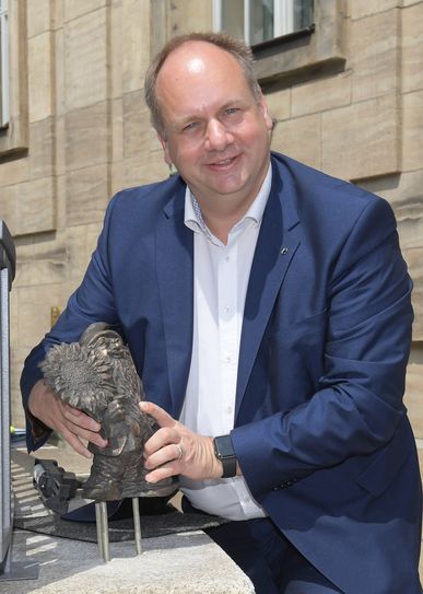 Dirk Hilbert – Oberbürgermeister der sächsischen Landeshauptstadt Dresden, mit dem Breslauer Zwerg, der jetzt am Eingang zum Ratskeller steht. Foto: Jörn Wolf