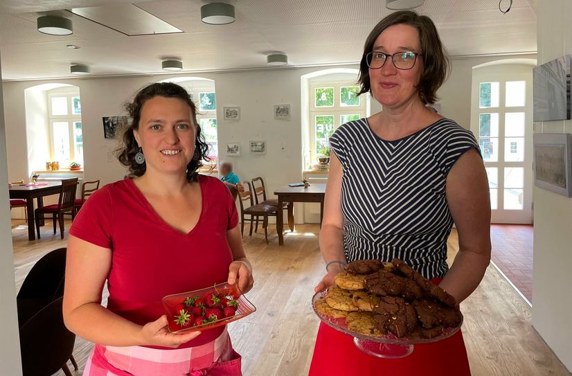 Ellinor von Recklinghausen (links) und Lotte Benesch-Jenkner im neuen Dorfcafé in Sohland am Rotstein.