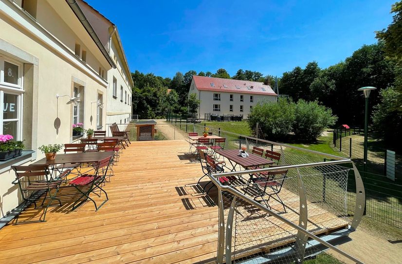 Auf der anderen Seite gibt es eine große Terrasse.