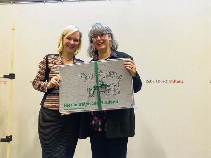 Auch für die Sächsische Staatskanzlei ist die Auszeichnung historisch: Christiane Schifferdecker (rechts) war dabei und freut sich gemeinsam mit Manuela Thomas über den ersten Neulandgewinner des Landes Sachsen. Foto: Thomas Schifferdecker