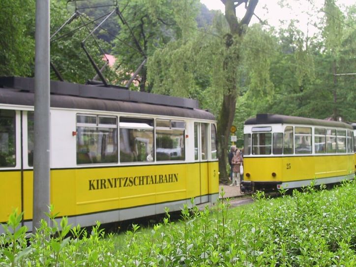 Die Kirnitzschtalbahn an der Endhaltestelle in der Stadt. Foto: Wo