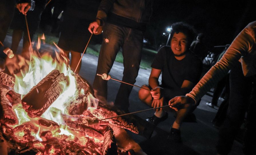 Abendliches Treffen am Lagerfeuer ist beim Camp garantiert.  Foto: Pexels