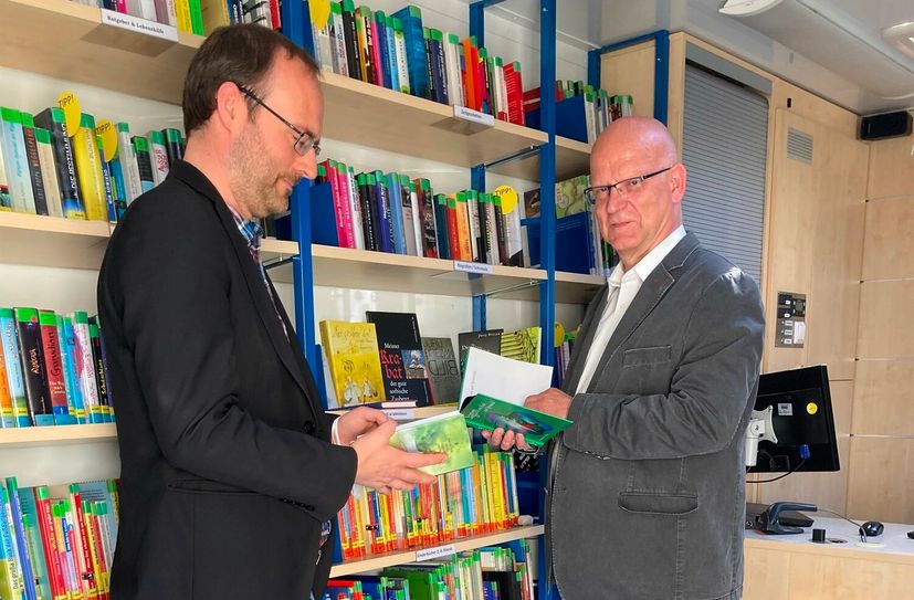 Meto Nowak (li.) und Stephan Loge in der Fahrbibliothek.