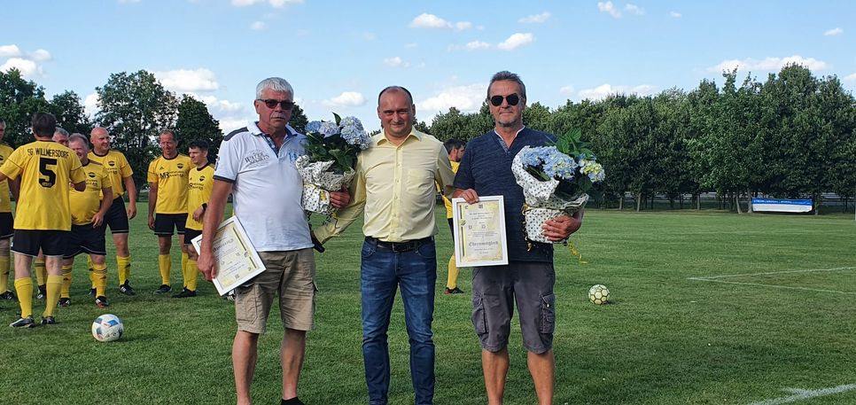 Konrad Golz (links im Bild), langjähriger Vorstandsvorsitzender und Peter Domke (rechts im Bild), ehemaliger Spieler, Trainer und Vorstandsmitglied erhalten die Ehrenmitgliedschaft im Rahmen der Sport-Festwoche zum 100-jährigen Jubiläum des Vereins von Steffen Herold. Foto: Verein
