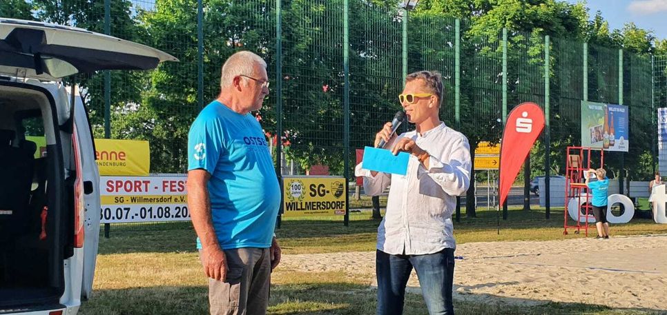 Platzwart Lothar Liegau wird im Rahmen der „OSTSEE Sportspiele“ vom Cottbuser Oberbürgermeister Holger Kelch ausgezeichnet. Foto: Verein