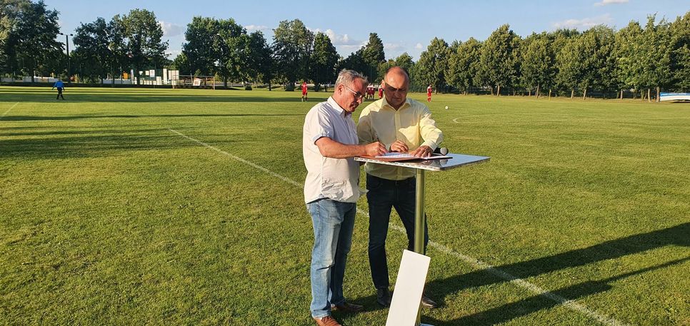 V.l.: Rocco Schmidt (APEX-Projekt) und Steffen Herold, Vorstandsvorsitzender der SG Willmersdorf bei der Vertragsunterschrift zum Namenssponsoring des „APEX OstSEEsportpark“.