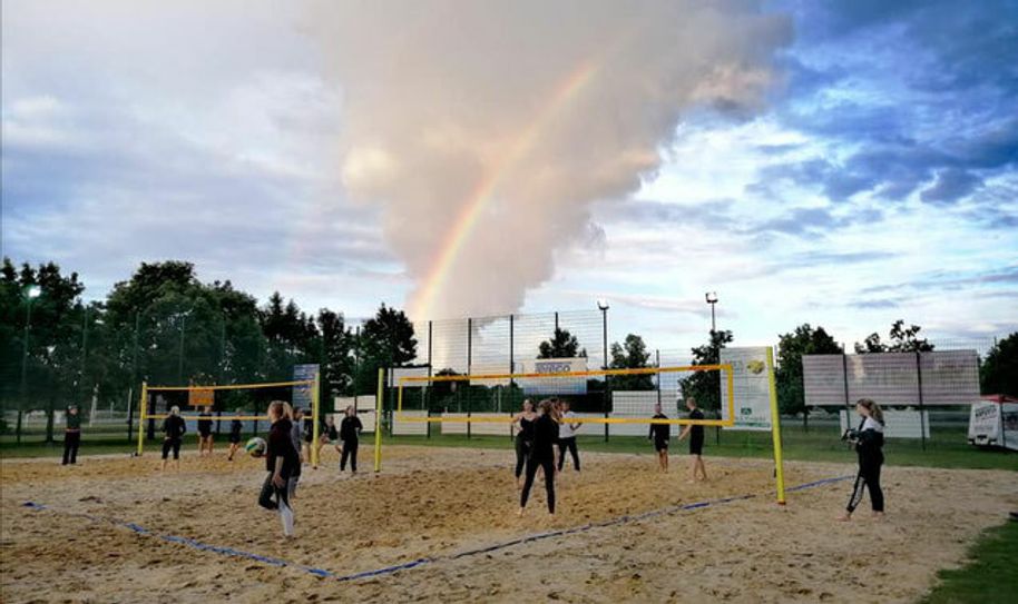 Passend zum künftigen Cottbuser Ostsee, der vor der Haustür der SG Willmersdorf liegt, erfährt der Beachsport dort eine immer größer werdende Bedeutung, wie hier beim „Moonlight Beachvolleyball Turnier“. Foto: Verein