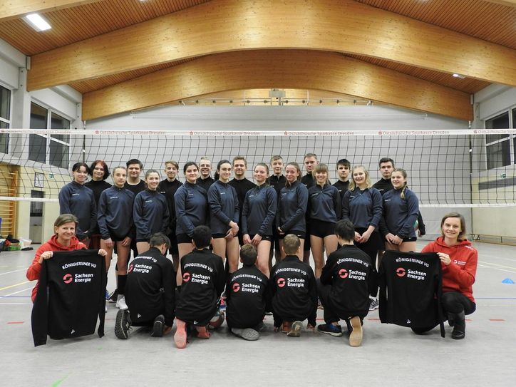 Constance Jacob (li.) und Nora Weinhold (re.) von SachsenEnergie bei der Übergabe der neuen Sport-Shirts an die 2. Damenmannschaft und die männliche Jugend der Königsteiner VG.                                                                                                                           Foto: R. Rink