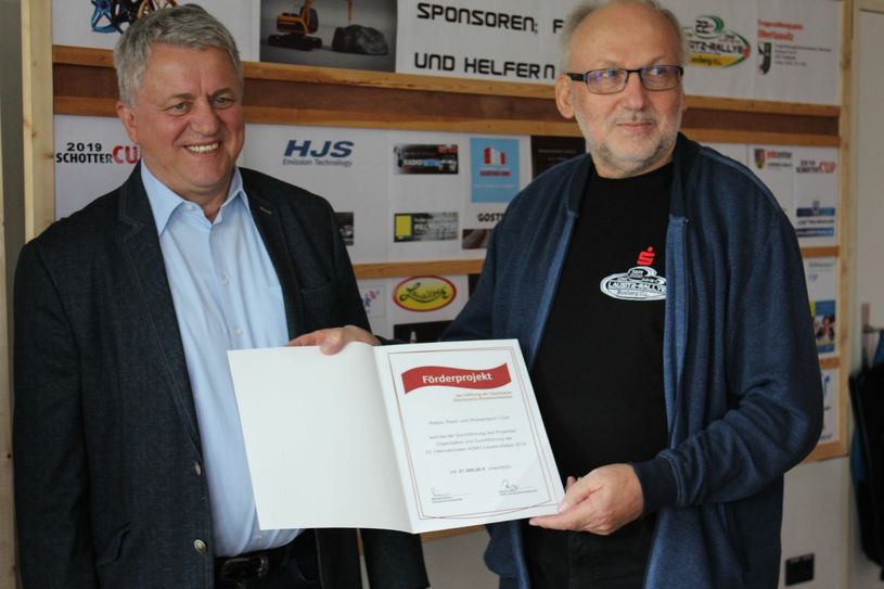 Die Sparkassenstiftung Oberlausitz-Niederschlesien unterstützt die Rallye wieder. Hier übergibt Stiftungsratsmitglied Lothar Bienst (links) eine Förderung über 21500 Euro an Wolfgang Rasper, den Vorsitzenden des Rallye-Renn- & Wassersport-Club Lausitz. Foto: T. Keil