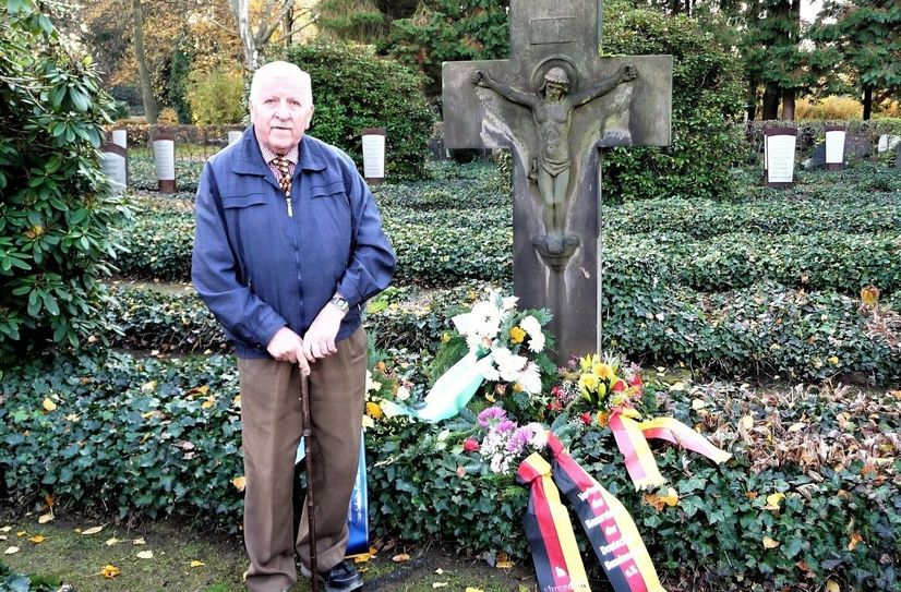 Klaus Fiedler vor dem Gedenkstein der Opfer von Krieg und Gewalt in Pirna.