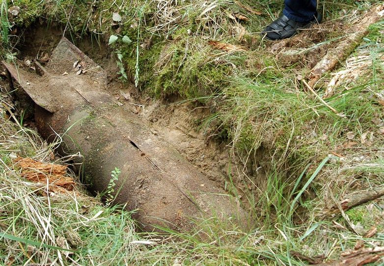 Die Detonation hinterließ einen Krater, Scheiben gingen zu Bruch. Fotos: Amt Ruhland