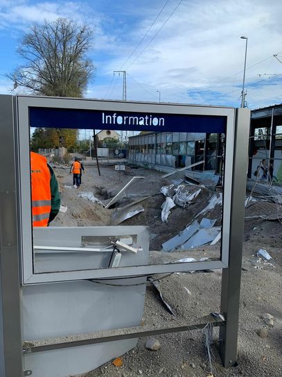 Durch die Druckwelle wurde auch eine Informationstafel entglast.