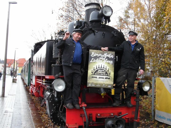 Die beiden Lokführer Mike Kreß  und André Aurich (v. li.)  freuen sich schon auf die Fahrt im Lichterglanz zum 1. Advent.  Foto: Wo