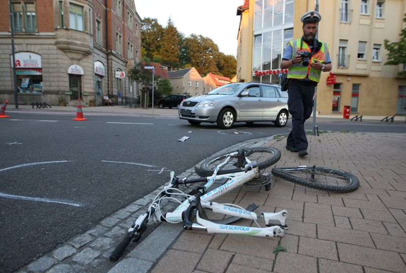 Das zerstörte Mountainbike und der Pkw am Unfallort. Foto: Daniel Förster