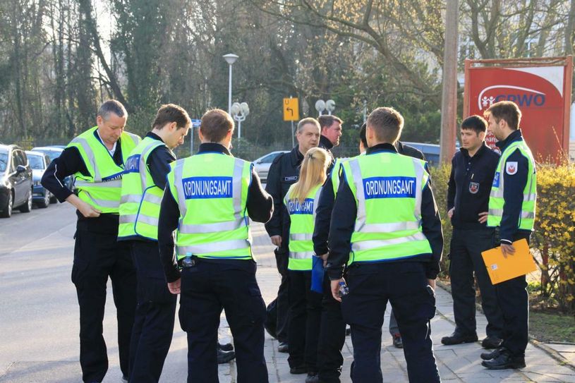 Einsatzbesprechung von Polizei und Ordnungsamt. Foto: jho