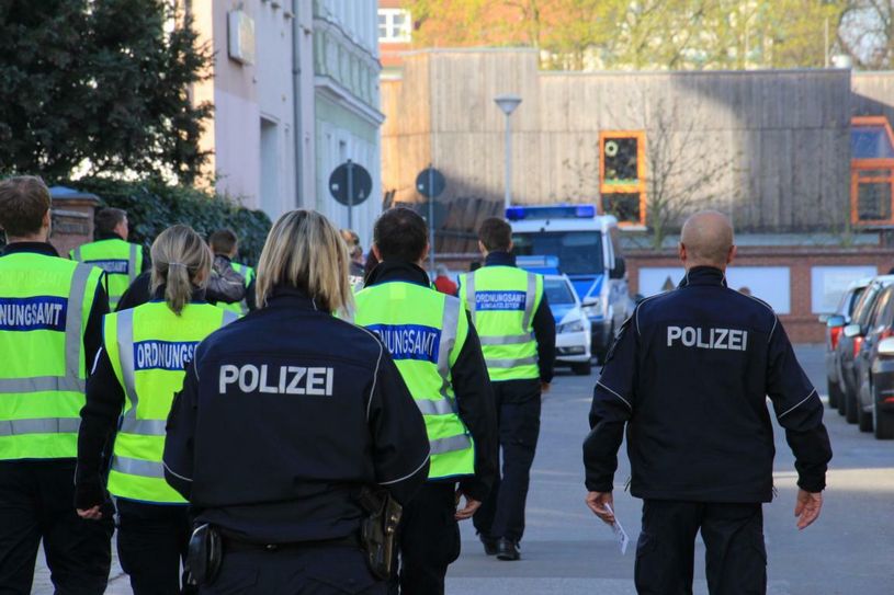 Die Teams von Polizei und Ordnungsamt kontrollierten im Sperrkreis, ob sich Anwohner an die Evakuierung halten. Foto: jho