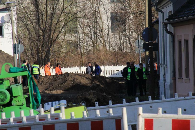Dort hinten liegt die Bombe. Das Areal befindet sich links neben der Enke-Fabrik. Foto: jho