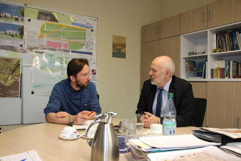 WochenKurier-Redakteur Stefan Staindl (li.) im Gespräch mit Thomas Zenker (re.), Bürgermeister in der Seestadt Großräschen. Foto: Kati Kiesel
