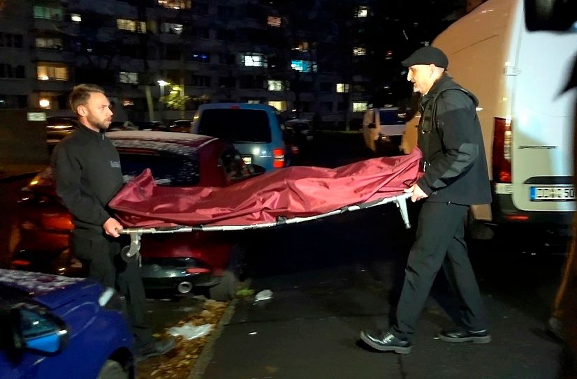 Bestatter tragen den Leichnam der am Samstag in Dresden-Prohlis getöteten Frau aus der Wohnung.
