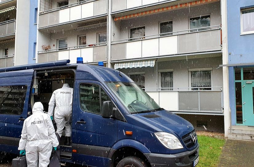 Die Spurensicherung der Polizei nimmt ihre Arbeit auf.