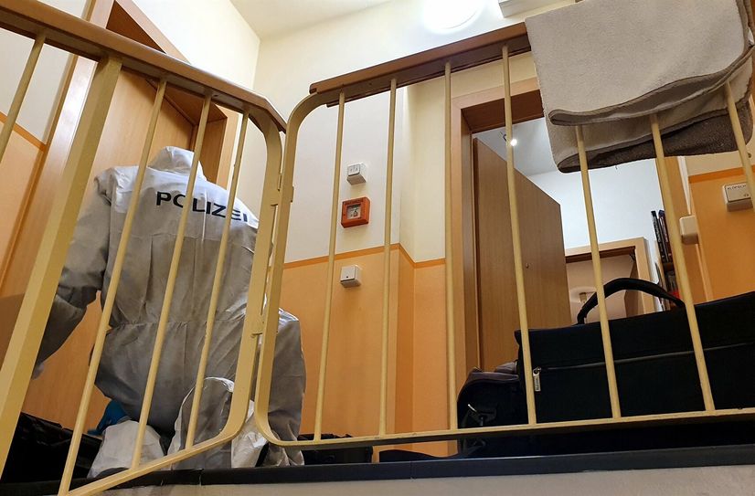 Die Spurensicherung geht in der Prohliser Wohnung dem Verdacht eines Tötungsdeliktes nach.