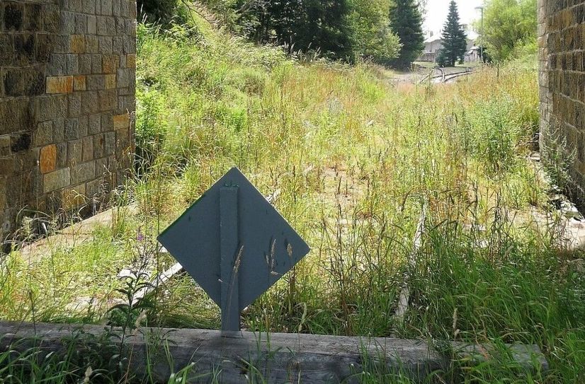 Die Gleise der ehemaligen Bahnstrecke enden mitten in der Natur. Weiterfahrt zurzeit nicht möglich.
